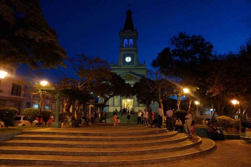 O que fazer em Serra Negra à noite?