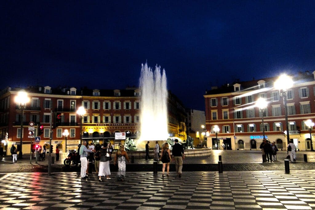 O que fazer em Nice, França, à noite?