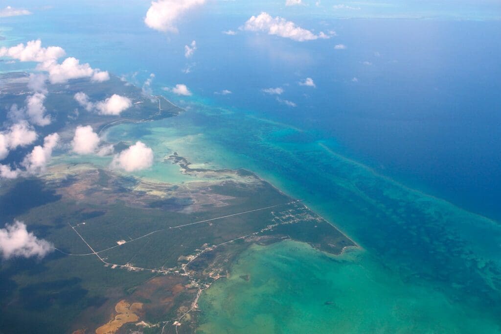 Qual a principal ilha de Bahamas?