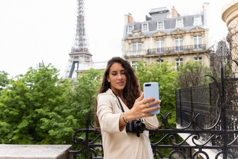 Chip de viagem França: saiba como ficar conectado no país Europeu!